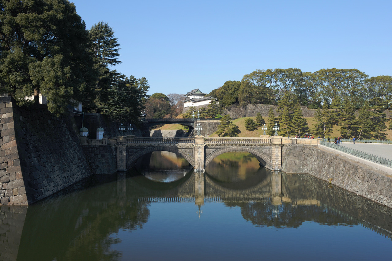 皇居外苑からの正門石橋と正門鉄橋（二重橋）。奥の櫓は旧江戸城の面影を伝える伏見櫓