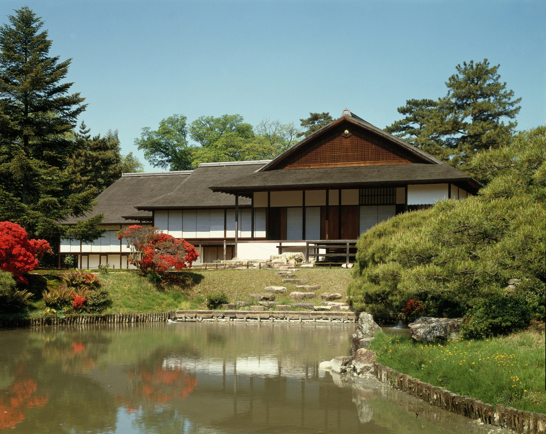 雅な庭園に静かに建つ書院