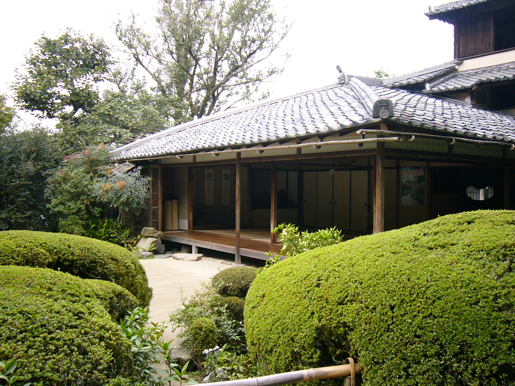 お座敷に座って心ゆくまで庭園を堪能できる