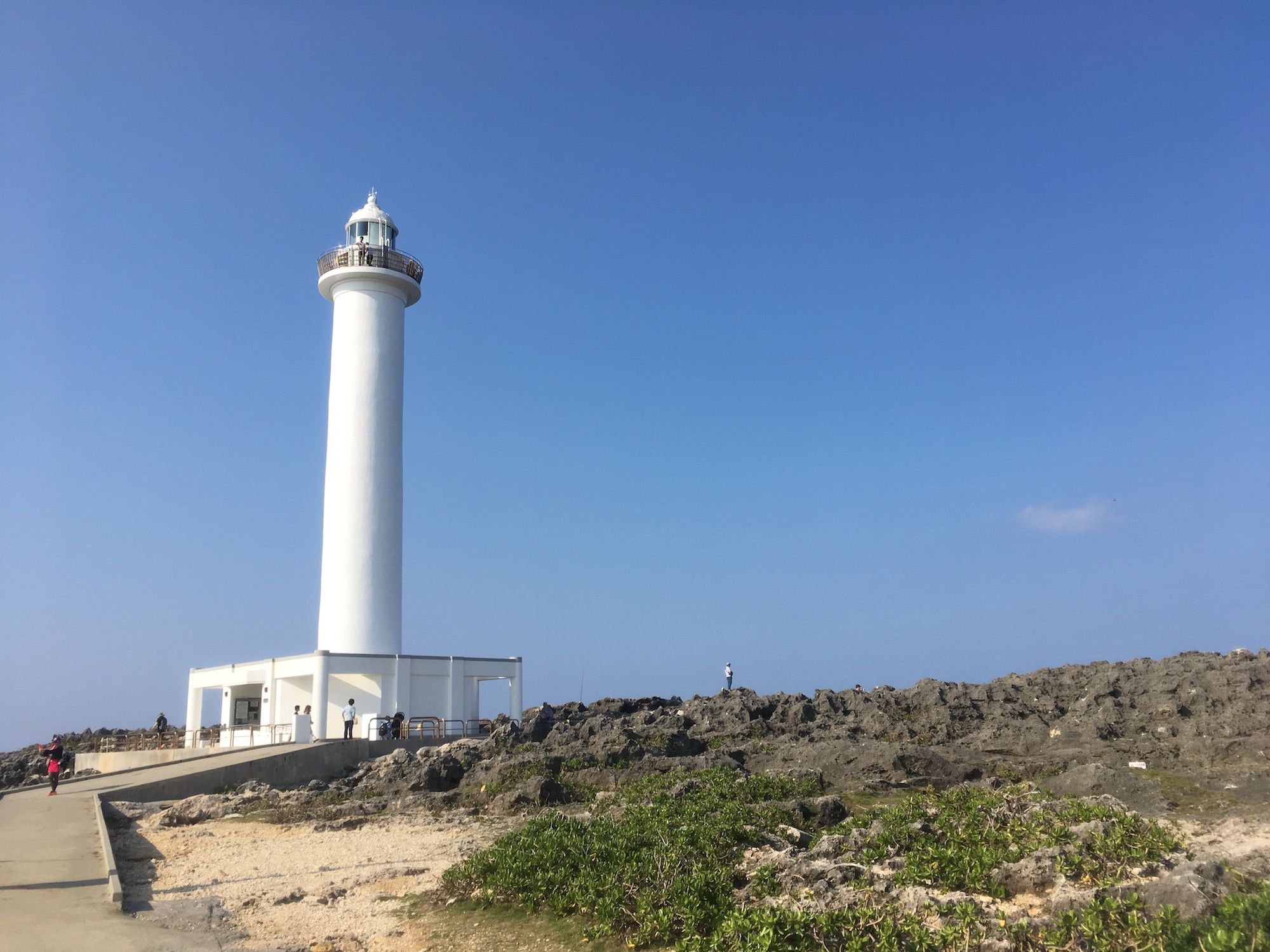 残波岬に来たら、まずは真っ白な灯台を目指しましょう