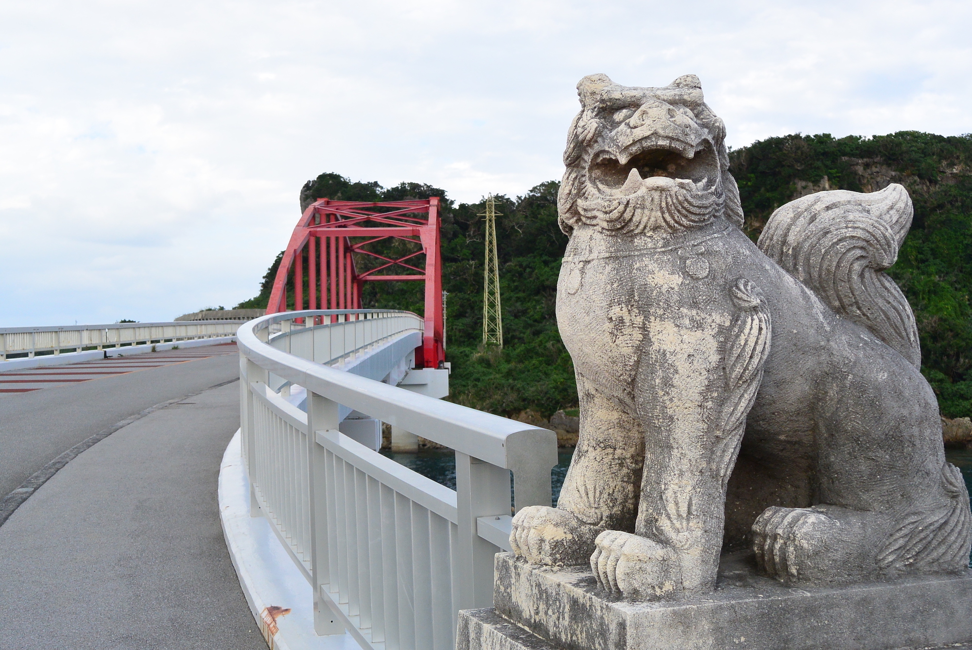 赤い橋が見えたら、それが伊計島の入り口です