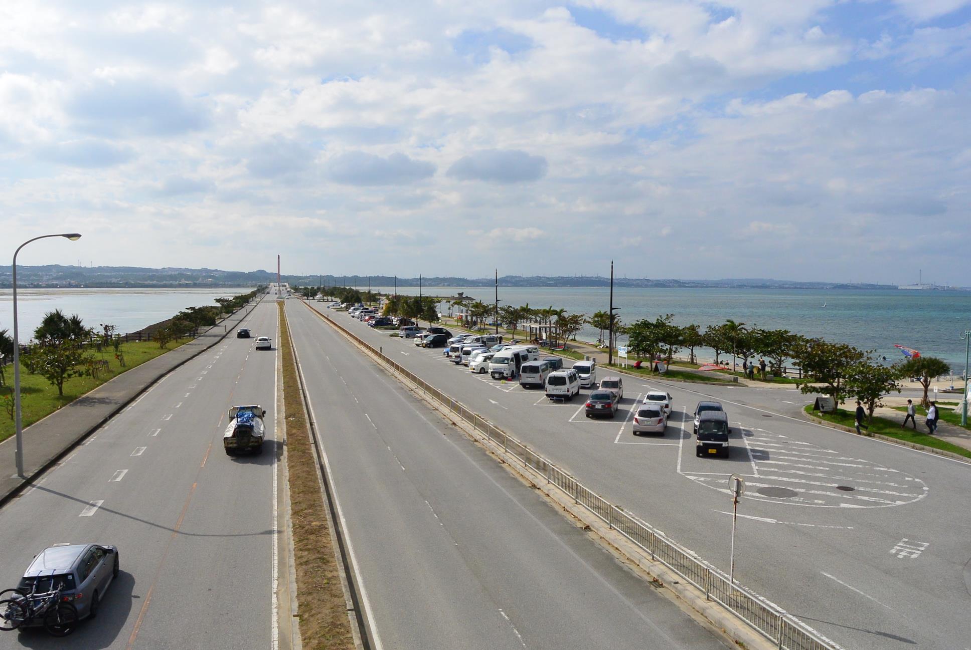 歩道橋から見た海中道路