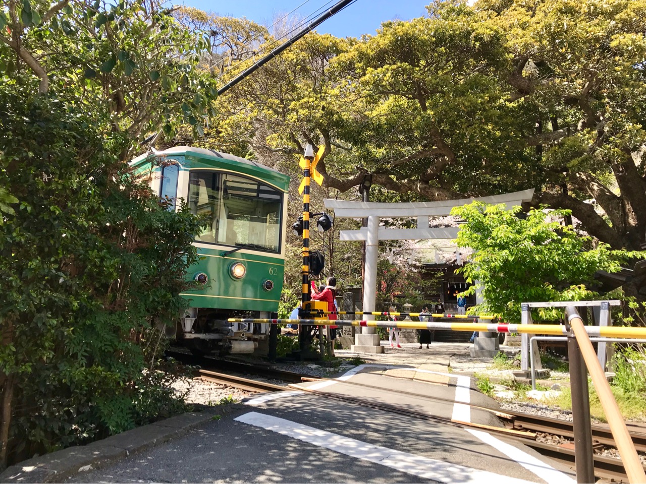 江ノ電と鳥居