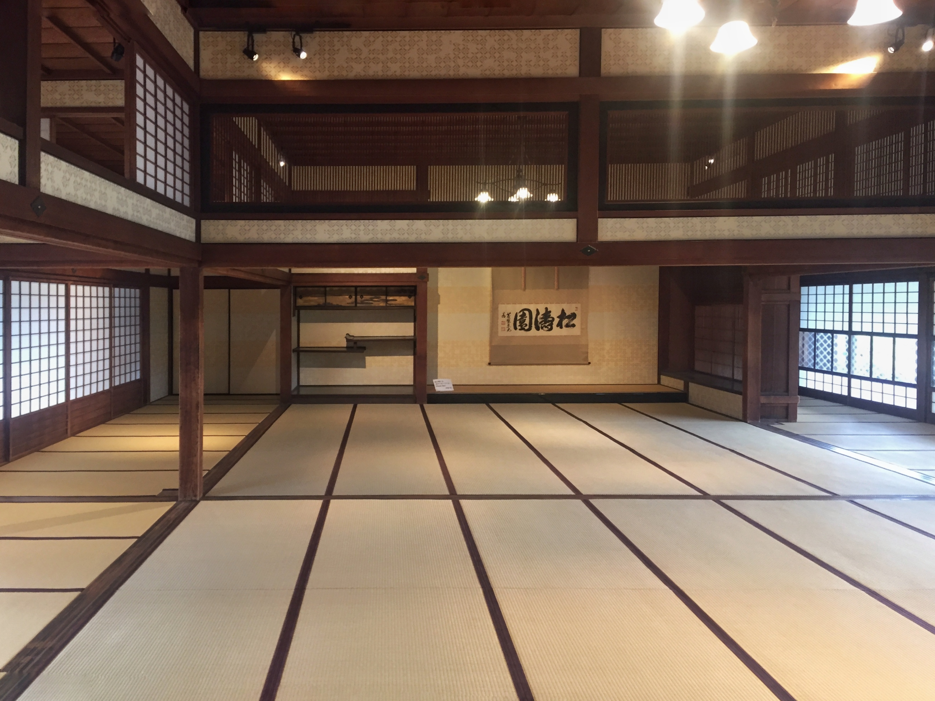 静かな雰囲気の大広間