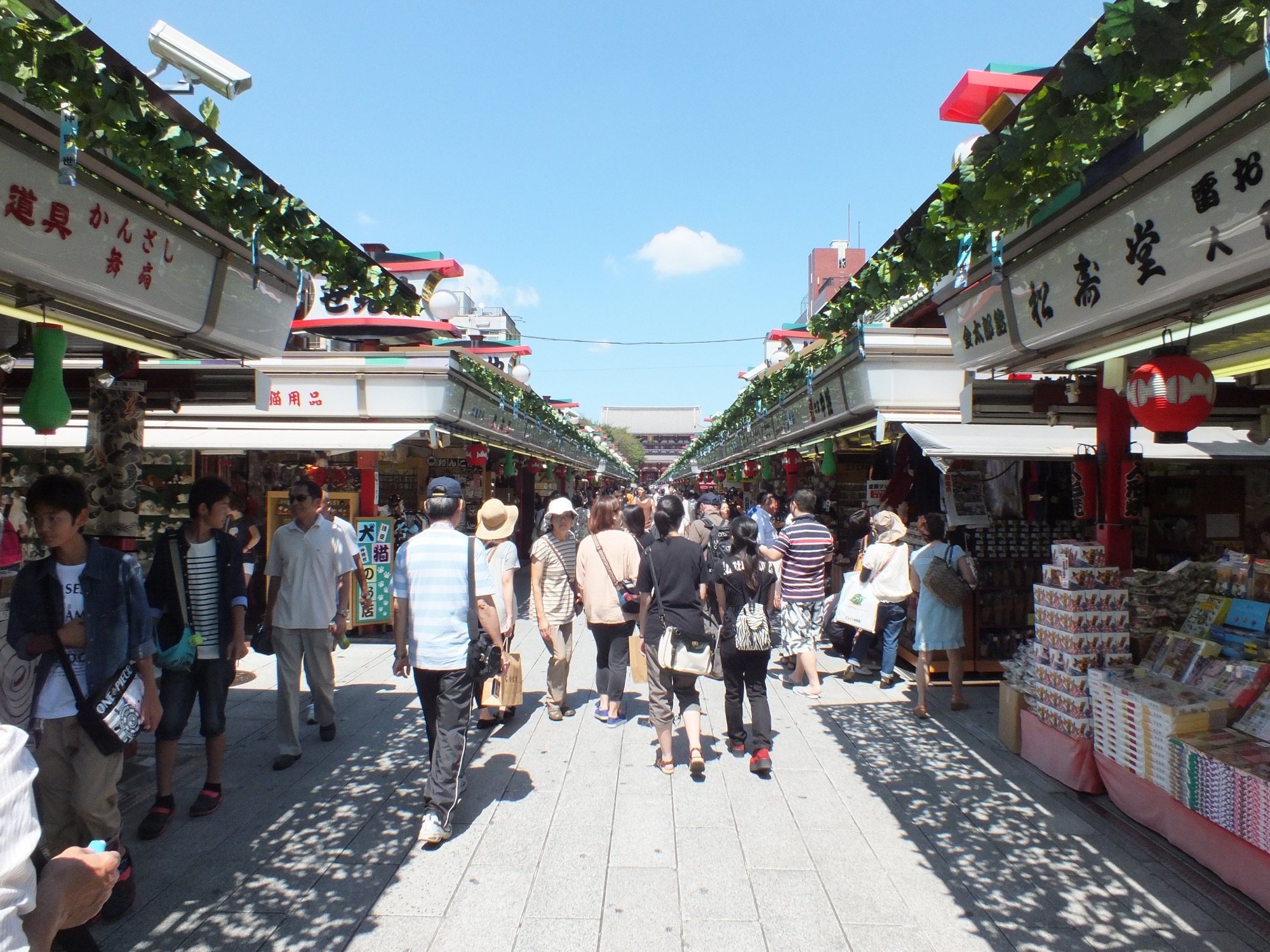 両側に朱塗りの店舗が並ぶ参道