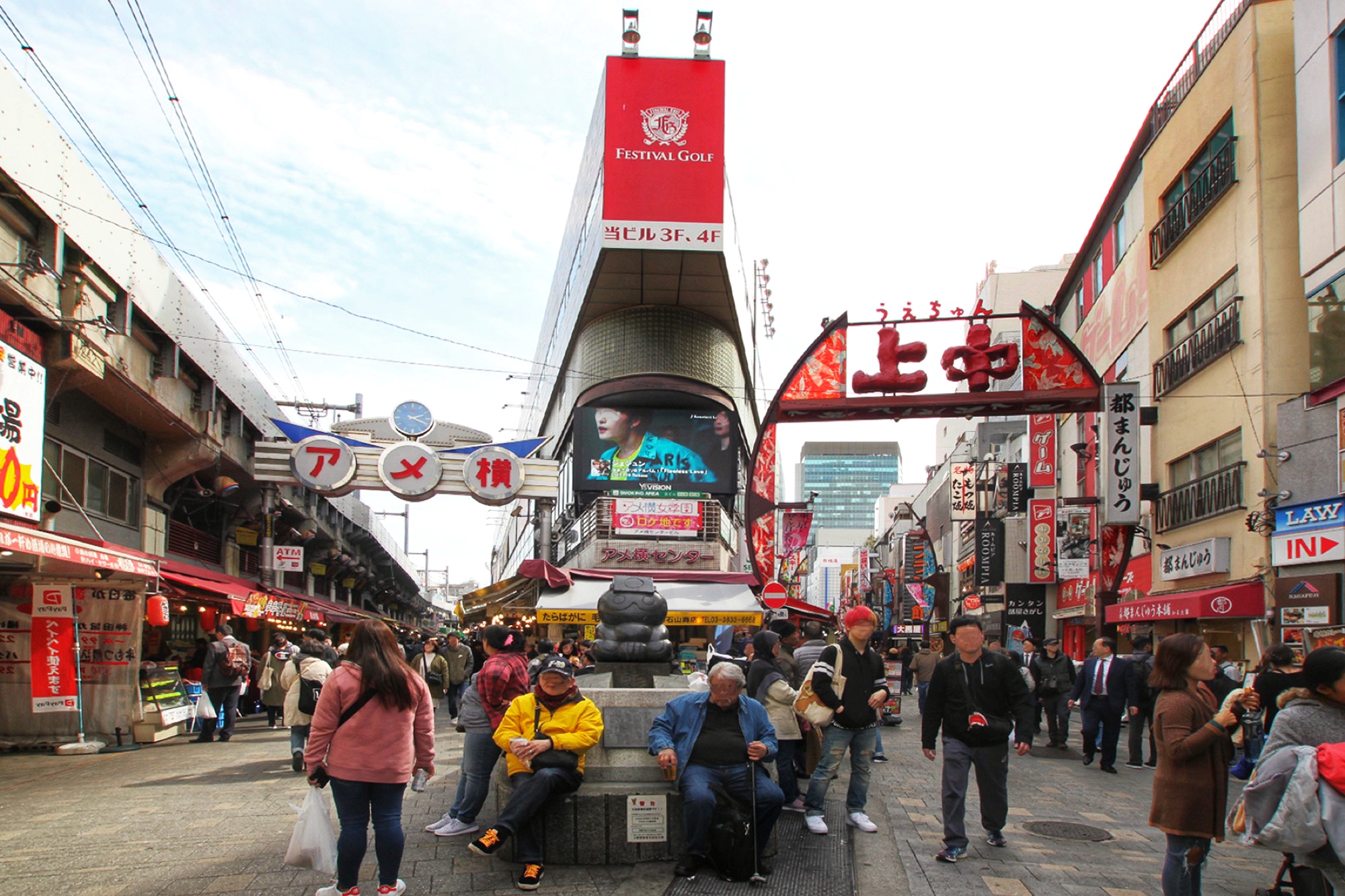 上野駅側からの入口。人だかりの多くが外国人観光客