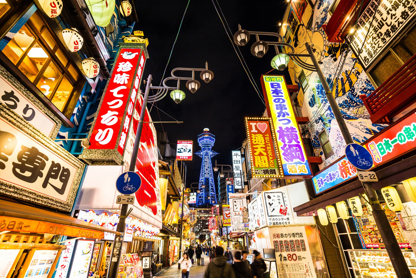 夜はド派手な看板やネオンがこのとおり