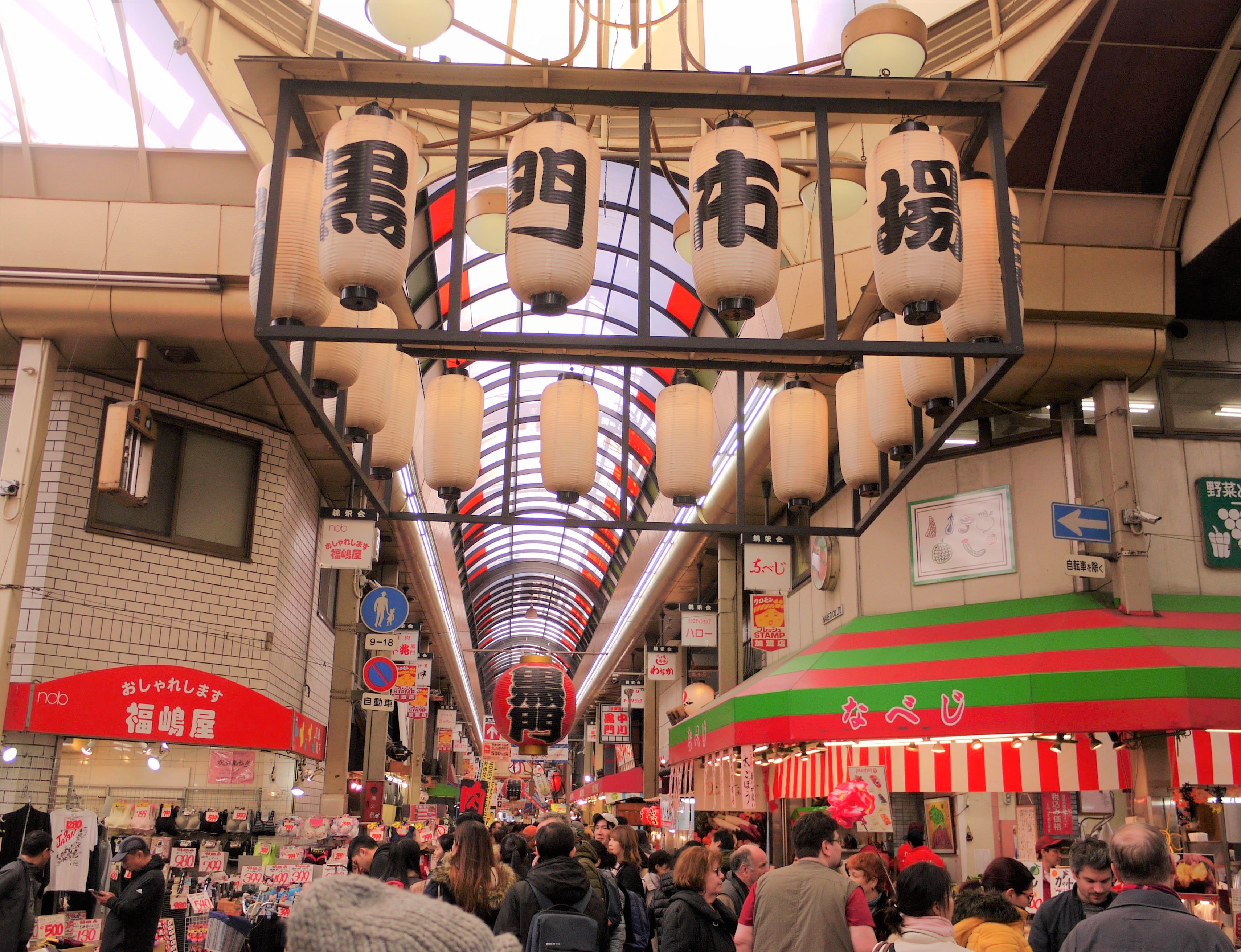 連日大にぎわいの市場内