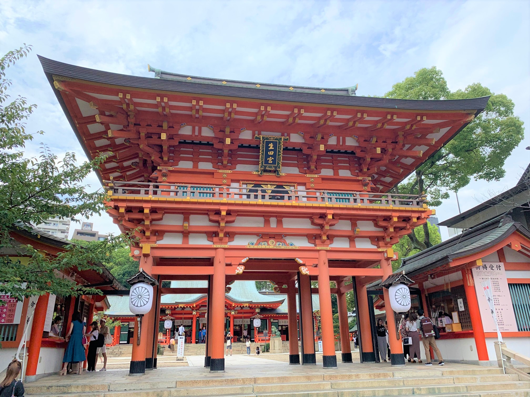 神社の正面玄関にあたる楼門