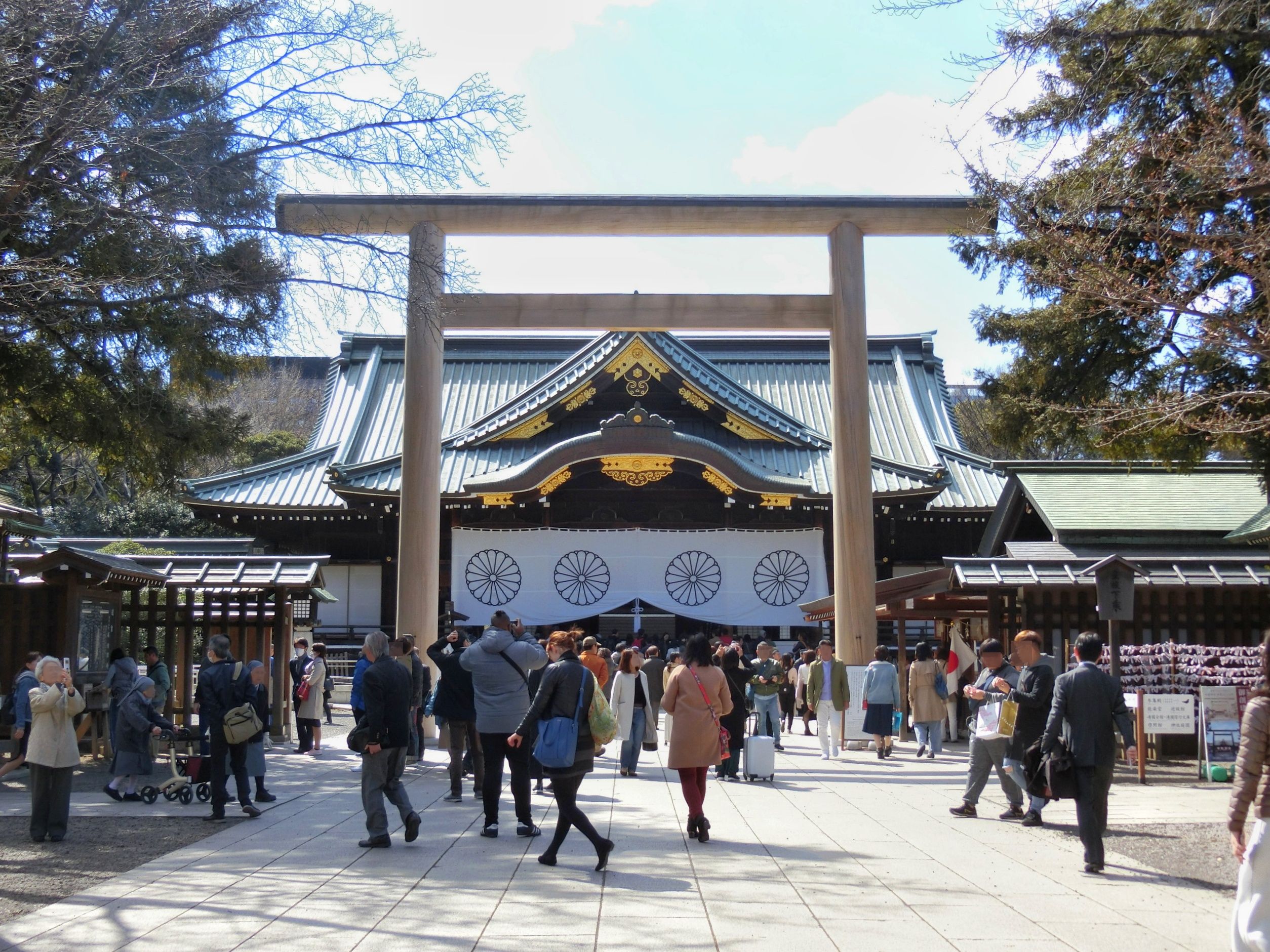 1901年に建てられた拝殿とその前の中門鳥居