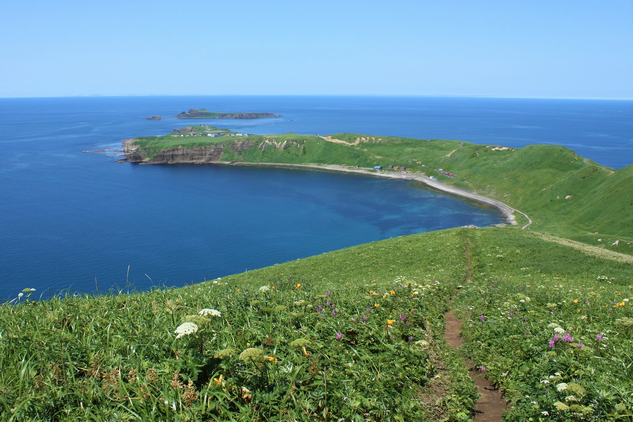 礼文島の西海岸。ゴロタ岬付近からスコトン岬方面を望む