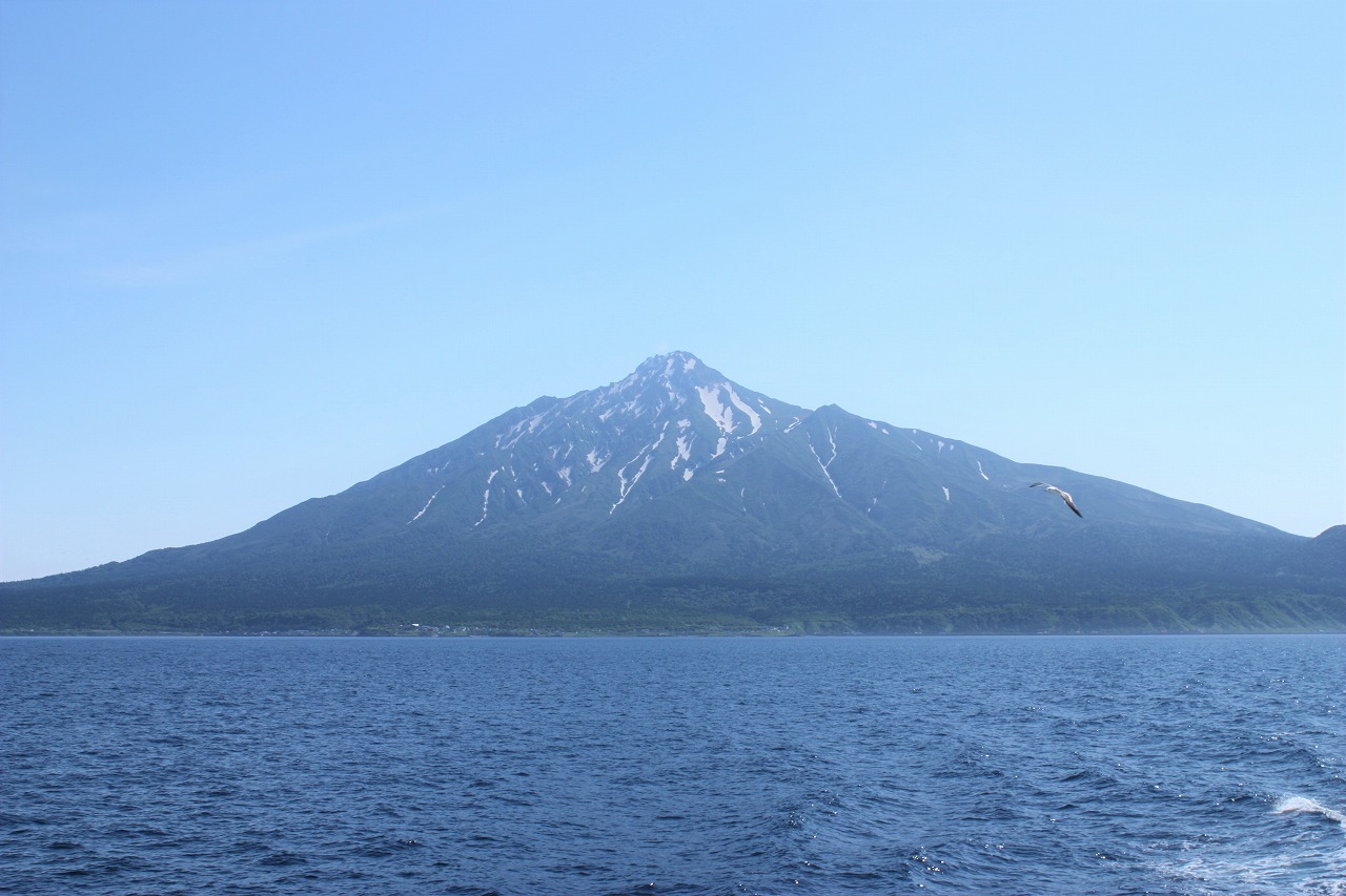 海上から見る利尻山