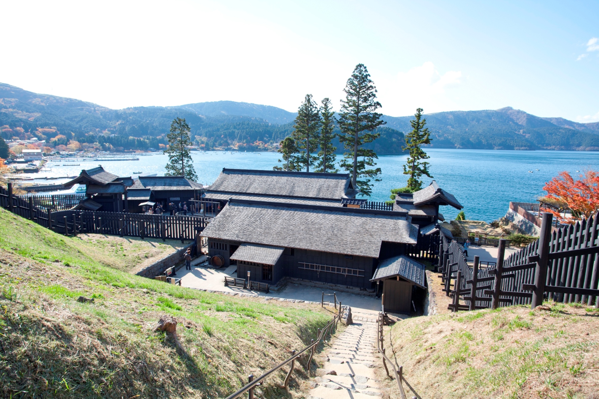 遠見番所から見た箱根関所の全景