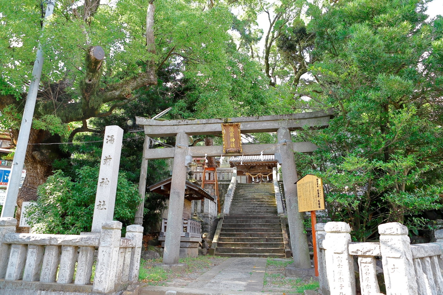 江戸時代建造の石鳥居が目をひく境内入り口