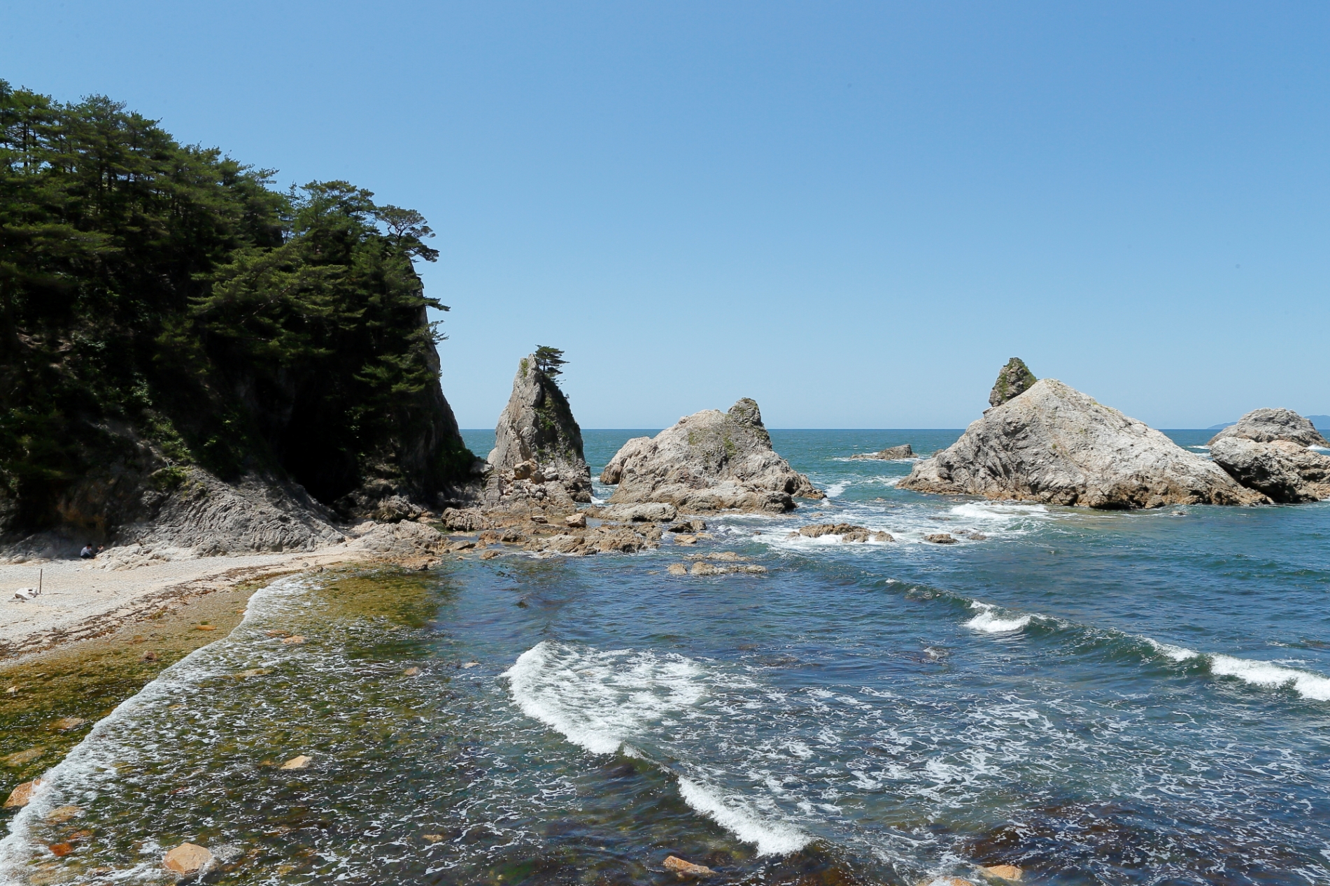 切り立った奇岩が11kmにわたって続く笹川流れ