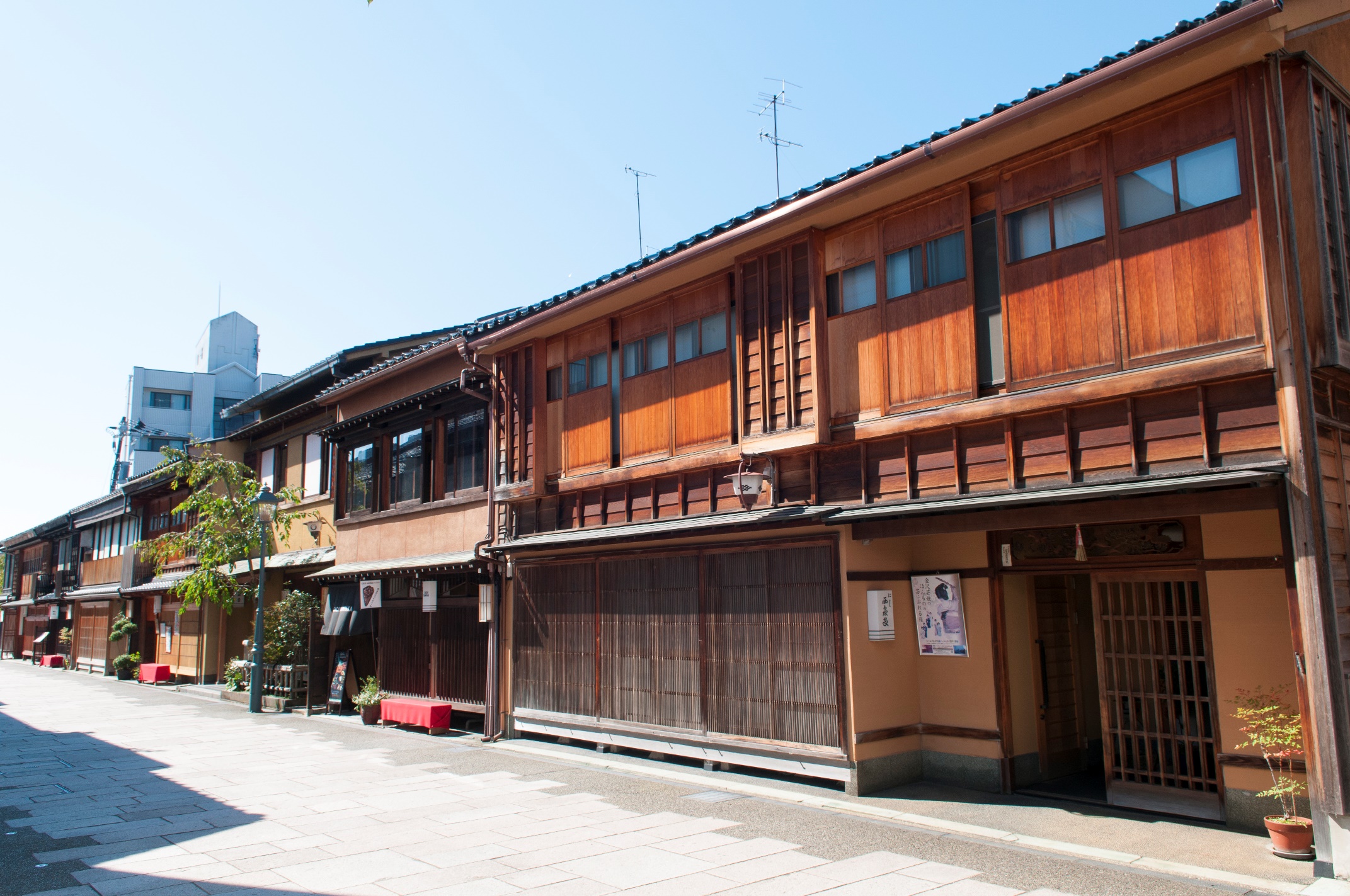 伝統的な茶屋建築が整然と建ち並ぶ