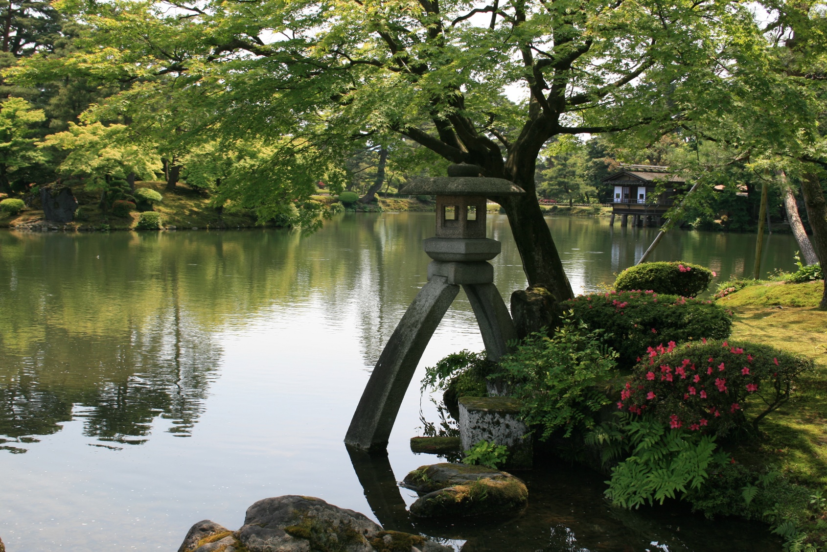 霞ヶ池と徽軫（ことじ）灯籠は兼六園を代表する景観