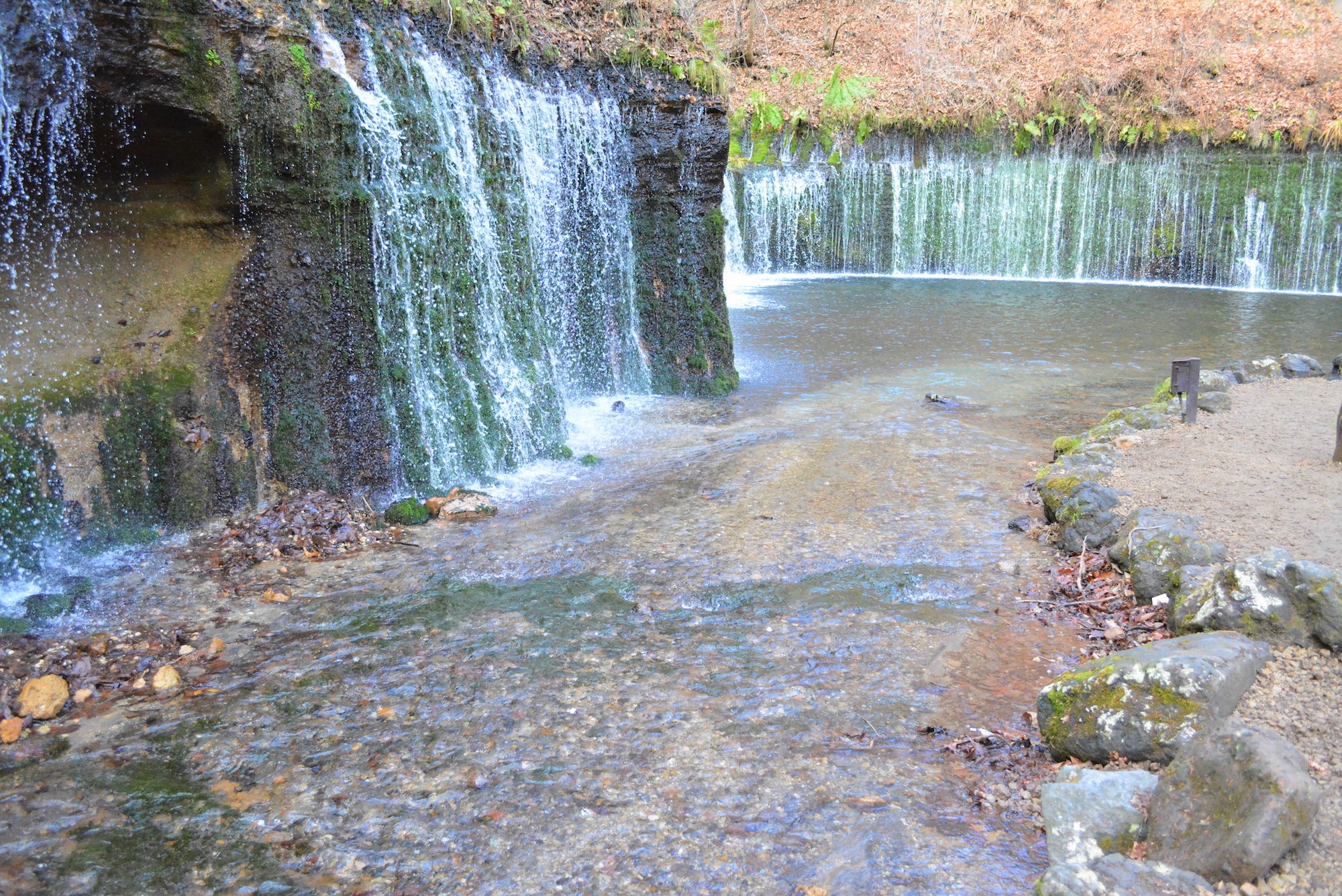 白糸の滝は湯川の水源となっていて、最後には千曲川へと合流します