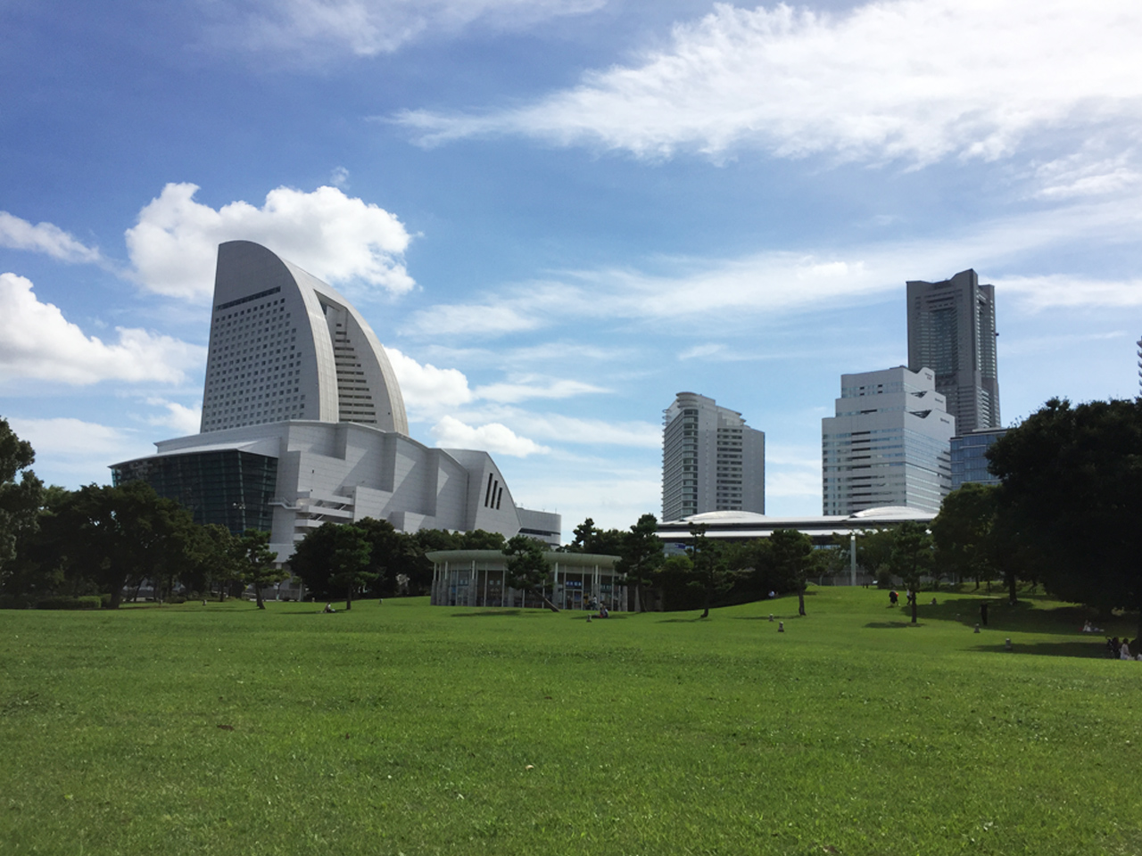 さまざまなイベントも開催される芝生広場