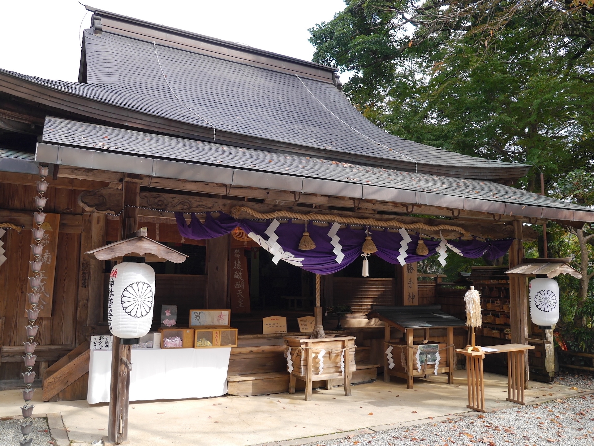 明治時代の神仏分離によって僧坊から神社となった