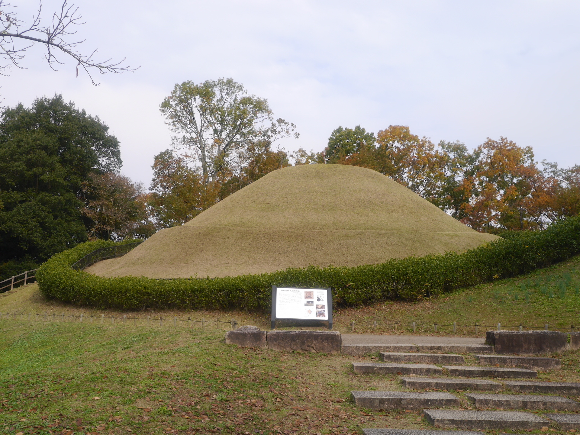 下段直径23m、上段直径18m、高さ5mの二段式円墳の高松塚古墳