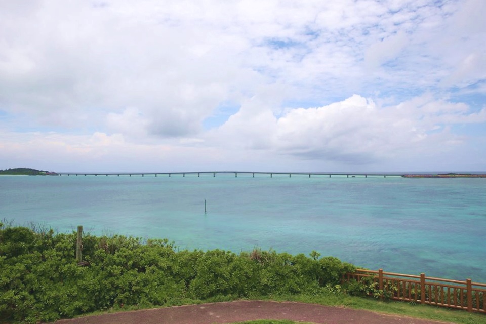 西平安名崎から見た池間大橋の全景