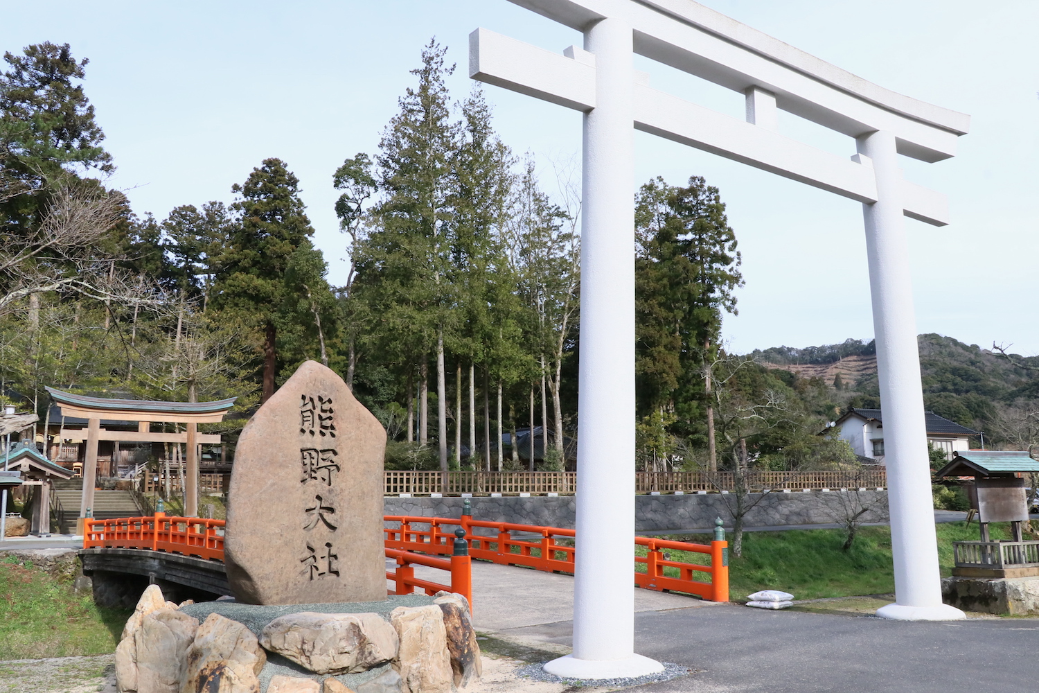 石と木の二つの鳥居をくぐって境内へ