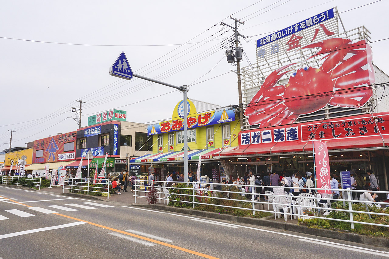 新鮮な魚介類を取りそろえる魚の市場