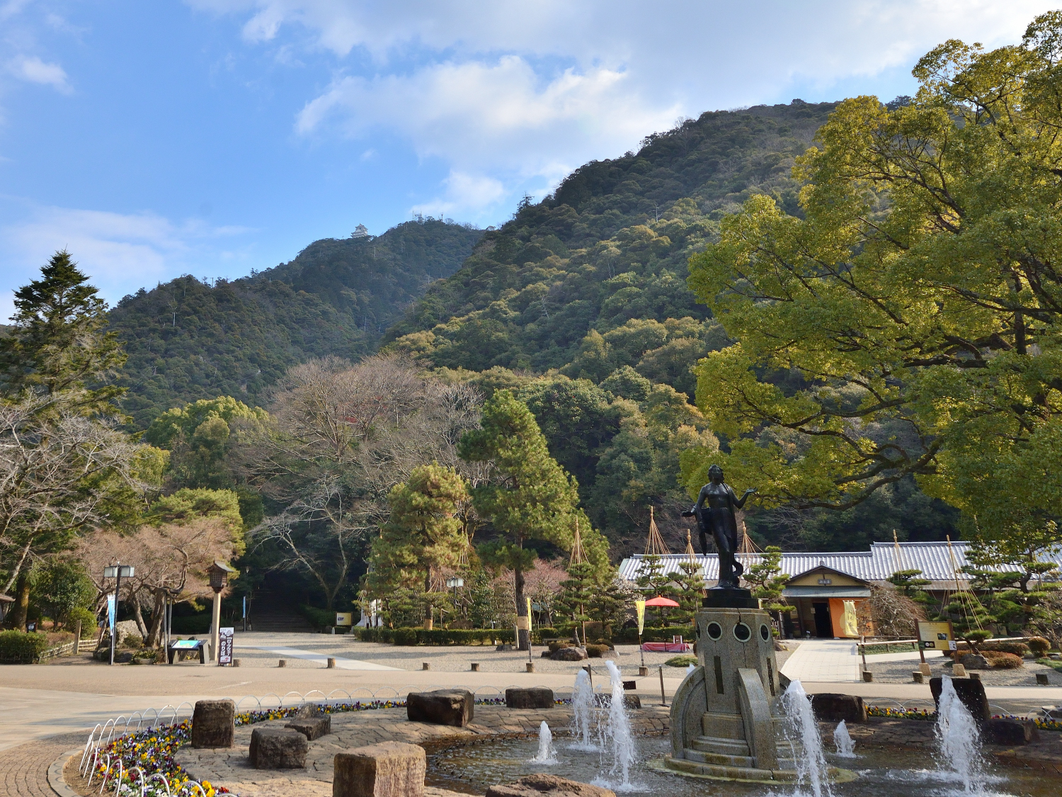 岐阜公園から見上げる金華山と岐阜城