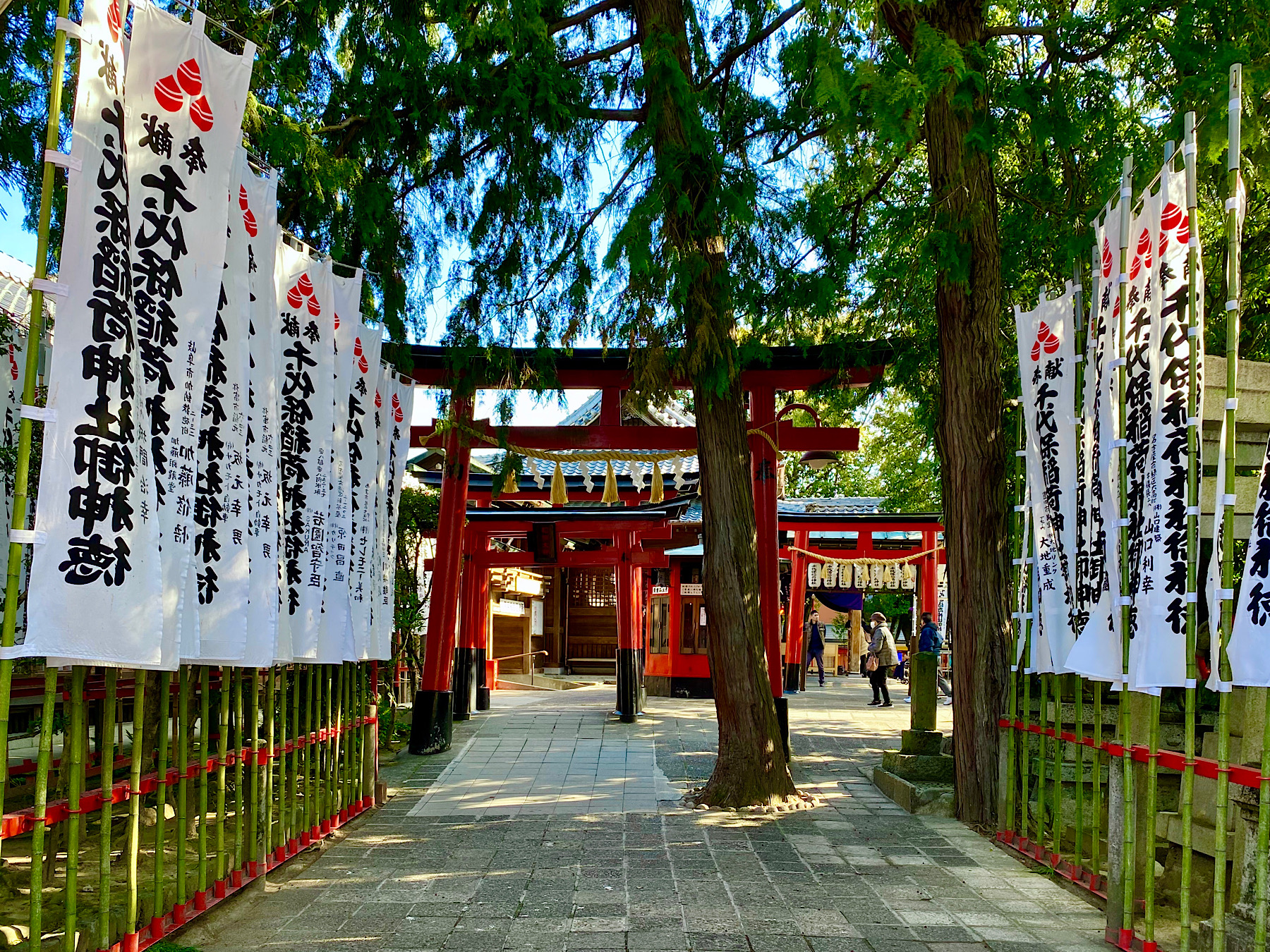 西側の鳥居からは境内の燈明場と拝殿が近いです