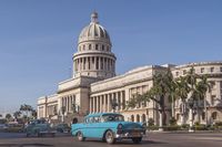世界遺産のハバナ旧市街とクラシックカー5（イメージ）