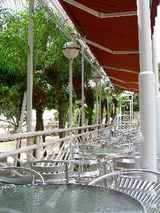 海岸前のレストラン