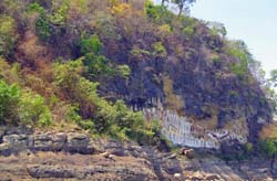 アカウッ・タウン石窟寺院1