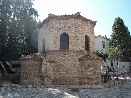 アリウス派洗礼堂近景