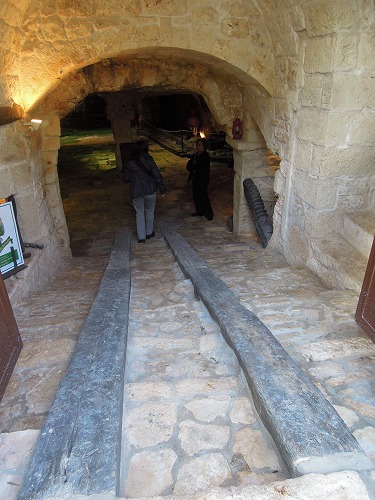 樽を運び出すための木のレール