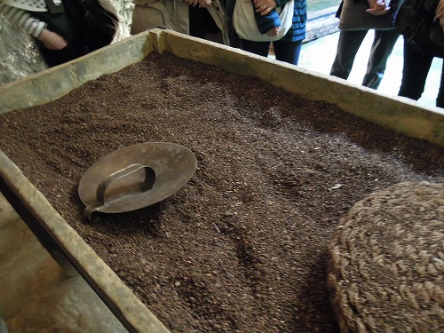 最初のオイルをすくう