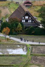 雪と紅葉が競演〜世界遺産 白川郷合掌集落