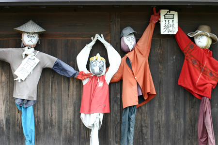 雪と紅葉が競演〜世界遺産 白川郷合掌集落