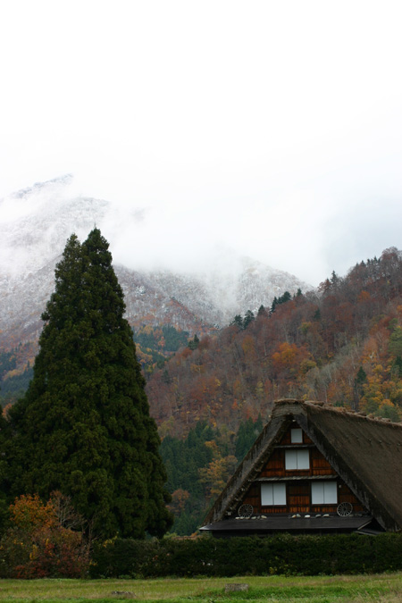 雪と紅葉が競演〜世界遺産 白川郷合掌集落