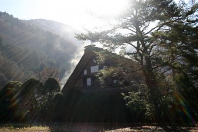 世界遺産 白川郷 今の時期 茅葺き屋根からのぼる湯気 風景 白川郷 圭ちゃん１号さんの旅行ブログ トラベルコ