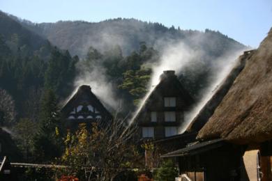 世界遺産 白川郷 今の時期 茅葺き屋根からのぼる湯気 風景 白川郷 圭ちゃん１号さんの旅行ブログ トラベルコ