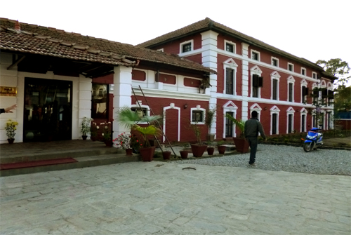 ゲートを入ると広い庭 建物外観