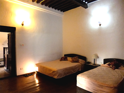 天井の高い客室