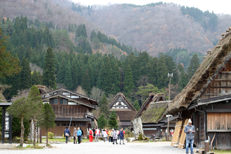 初冬を迎える白川郷の旅は・・・・観光のピ