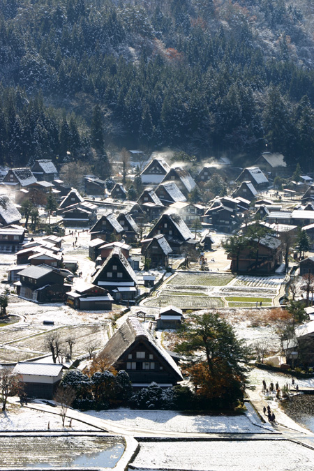 ★世界遺産 白川郷 茅葺き屋根から１