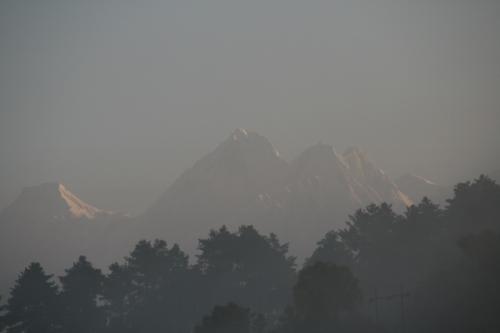 かすかに山影が