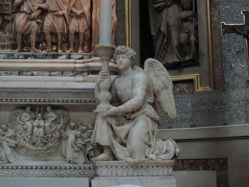 筋肉隆々の天使