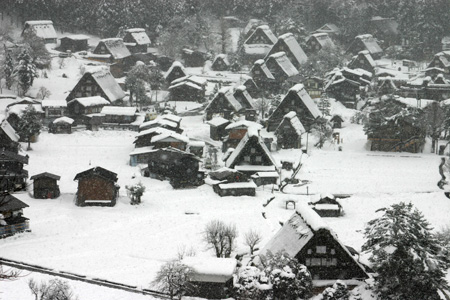 雪をかぶった絶景の冬の白川郷〜水墨画３