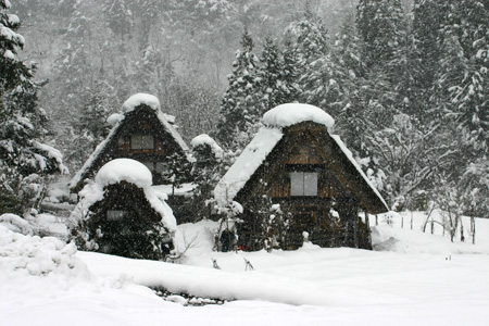 雪をかぶった絶景の冬の白川郷〜水墨画４