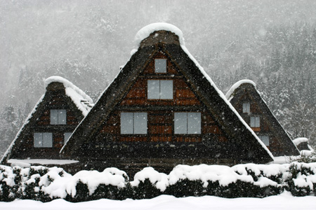 雪をかぶった絶景の冬の白川郷〜水墨画６